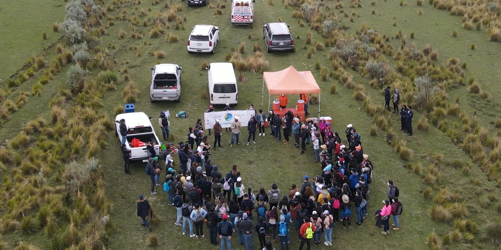 Voluntarios de Limpiando México realizando ayuda comunitaria ambiental en México