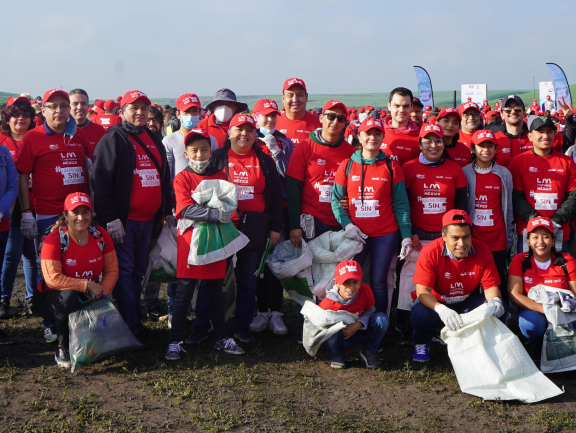 Voluntarios de Limpiando México en campaña de limpieza comunitaria